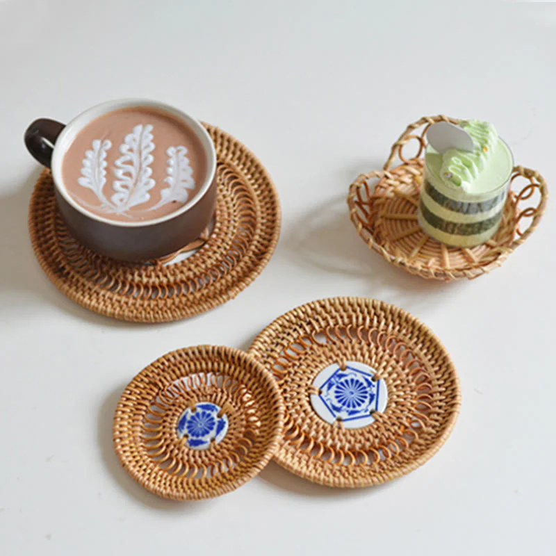 Sottobicchiere per tazza da tè in rattan con motivo floreale in ceramica - Image 4