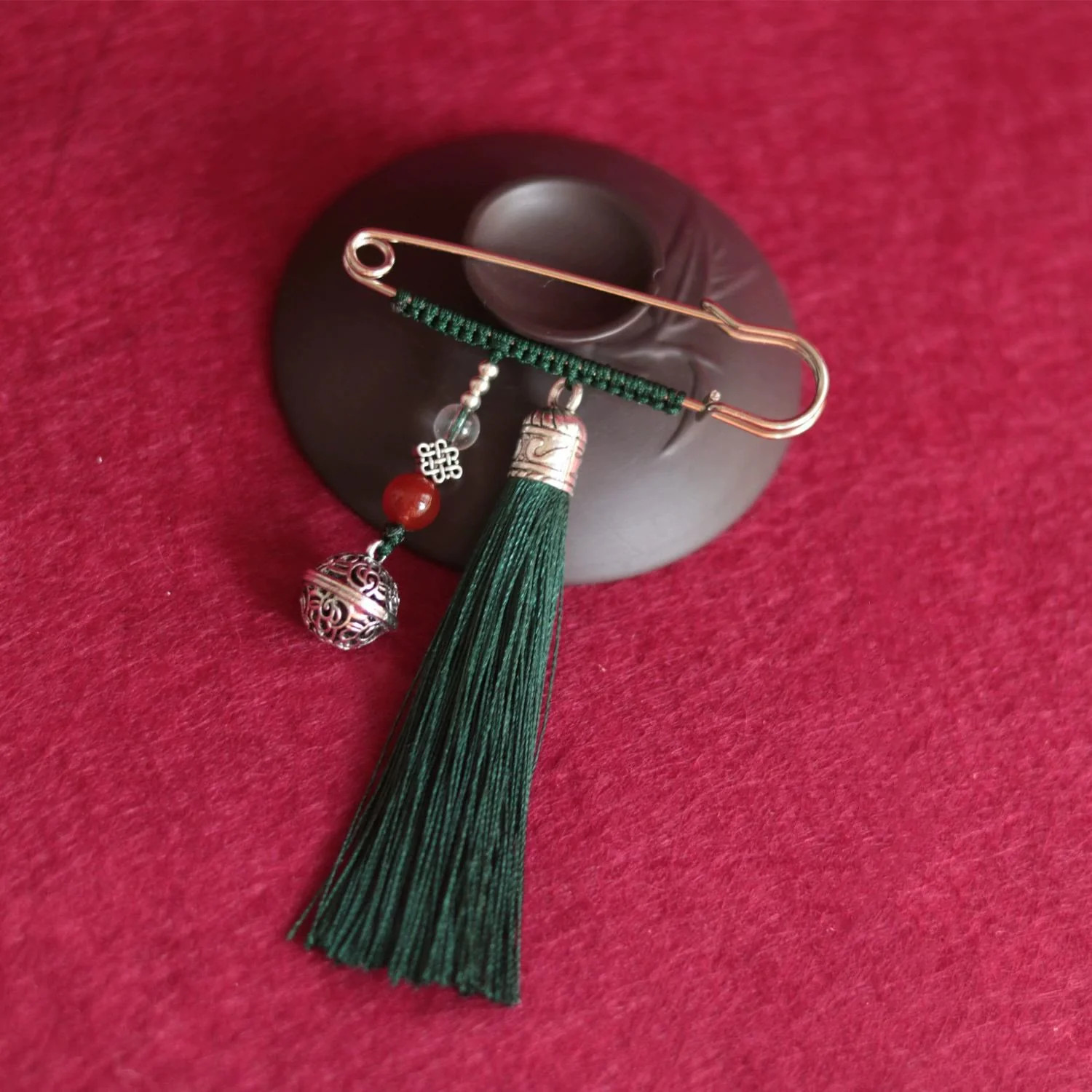 Spilla con nappe a forma di campana retrò con Buddha Stones